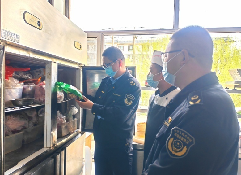 “春雷”在行動(dòng)，守護(hù)舌尖安全——高臺(tái)縣城關(guān)鎮(zhèn)市場(chǎng)監(jiān)管所開(kāi)展“小餐飲”食品安全專項(xiàng)檢查